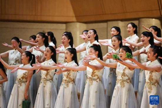 7月14日，福建省福州第十六中学毓英合唱团在北京中山音乐堂演唱。