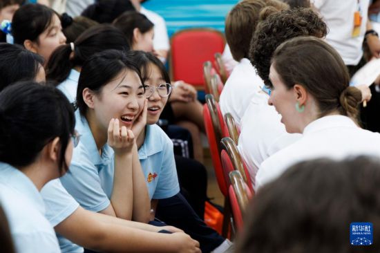 7月14日，在中国交响乐团，河北省正定中学合唱团团员与犹他谷大学合唱团团员交流。