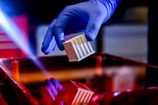 可定制化生产的塑料陶瓷复合材料。图片来源：美国东北大学