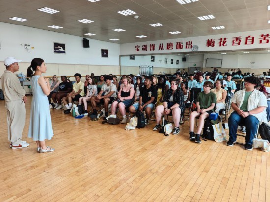 7月19日，“和谐之桥”合唱团和河北正定中学合唱团成员同上音乐课。新华社记者 董笑坤 摄