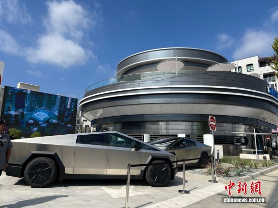 图为特斯拉首家超级充电站餐厅。中新社记者 张朔 摄