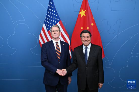 当地时间7月28日,中美两国经贸团队在瑞典斯德哥尔摩举行中美经贸会谈。这是会谈前,中共中央政治局委员、国务院副总理何立峰与美国财政部长贝森特握手。新华社记者 戴天放 摄
