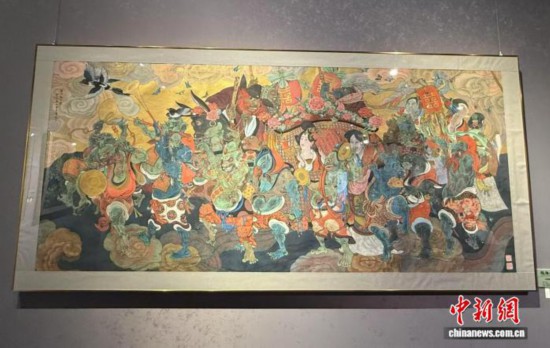 图为宝松创作的生宣纸工笔彩墨画《钟馗嫁妹图》。　刘洋 摄