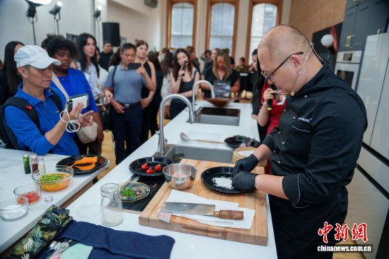 “二河三蒸”楚菜世家第四代传承人蒋文涛现场展示楚菜精髓。(主办方供图)