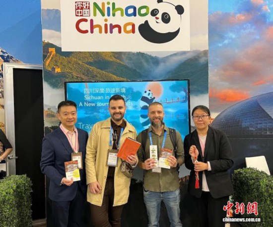 当地时间10月7日,2025年美国会议奖励旅游展(IMEX America)在拉斯维加斯开幕。图为中国驻洛杉矶旅游办事处主任吴大伟(左一)与国际会奖旅游买家等合影。 中新社记者 张朔 摄