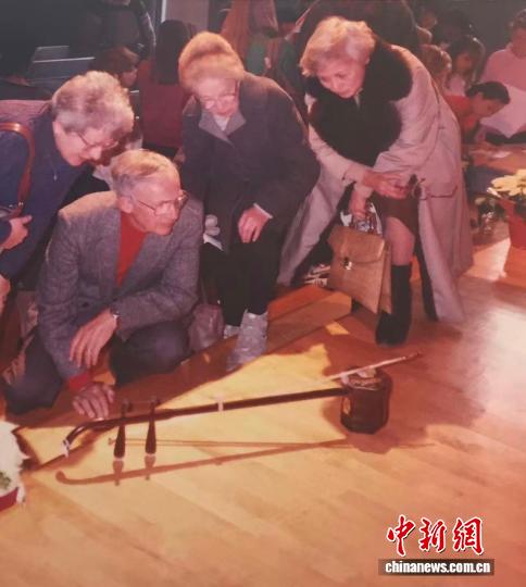 图为一次演出结束后，外国民众对二胡充满好奇。　(陈洁冰供图)