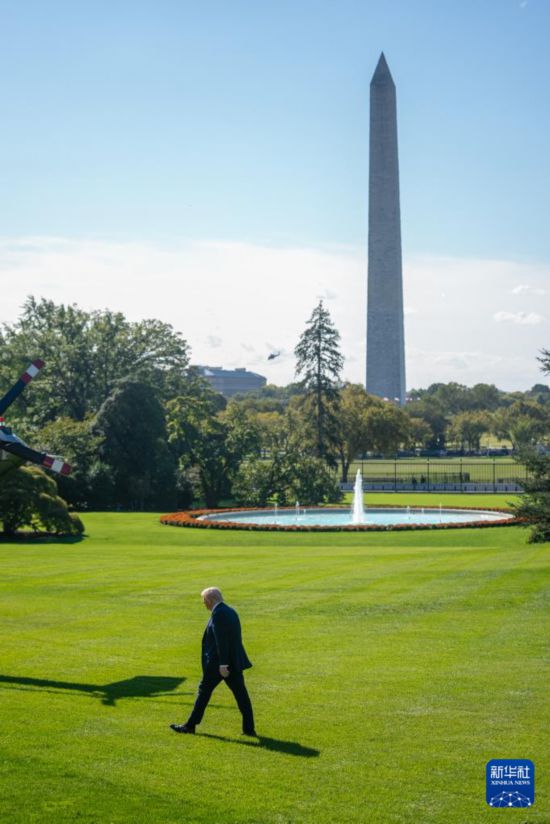 10月10日，在美国首都华盛顿，美国总统特朗普准备乘直升机离开白宫。新华社记者 胡友松 摄