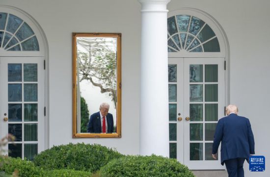 10月10日，在美国首都华盛顿，美国总统特朗普返回白宫。新华社记者 胡友松 摄