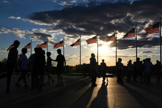 10月8日,在美国华盛顿,人们聚集在华盛顿纪念碑前。新华社记者李睿摄