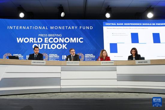 10月14日,在美國華盛頓,國際貨幣基金組織首席經濟學家皮埃爾-奧利維耶·古蘭沙(左二)在《世界經濟展望報告》新聞發布會上講話。新華社記者 李睿 攝