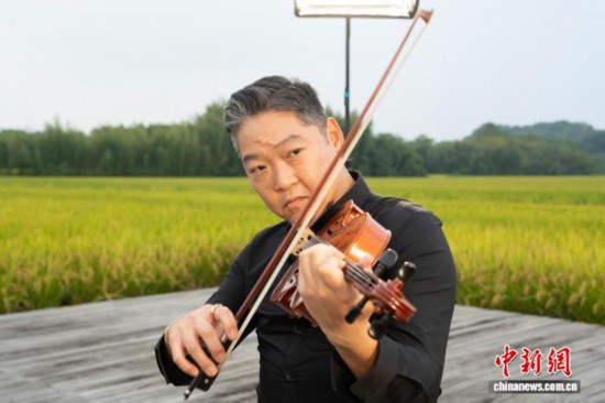 10月14日,演奏中的费城交响乐团中提琴家Marvin Moon。中新社记者 吴君毅 摄