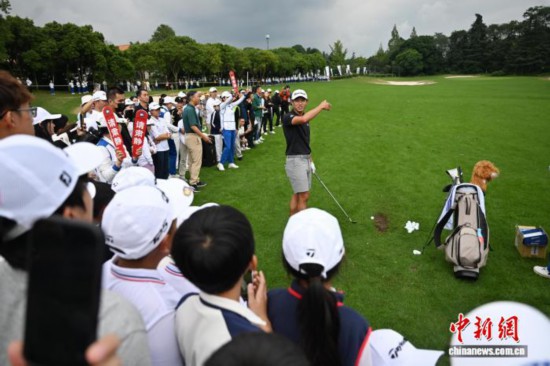 图为科林·森川在球场上向青少年高尔夫球运动员示范与互动教学。中新社记者 张浪 摄