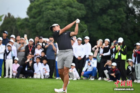 图为科林·森川在球场上向青少年高尔夫球运动员示范与互动教学。中新社记者 张浪 摄