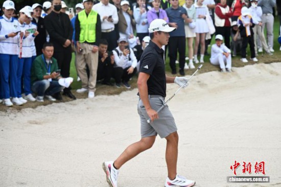 图为科林·森川在球场上向青少年高尔夫球运动员示范与互动教学。中新社记者 张浪 摄