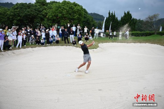 图为科林·森川在球场上向青少年高尔夫球运动员示范与互动教学。中新社记者 张浪 摄