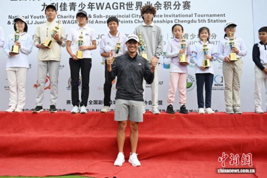 图为科林·森川向青少年高尔夫球运动员颁奖。中新社记者 张浪 摄