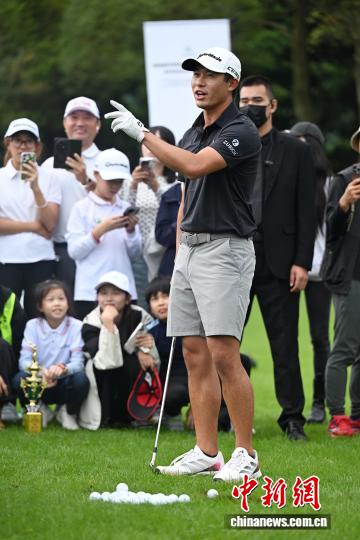 图为科林·森川在球场上向青少年高尔夫球运动员示范与互动教学。中新社记者 张浪 摄