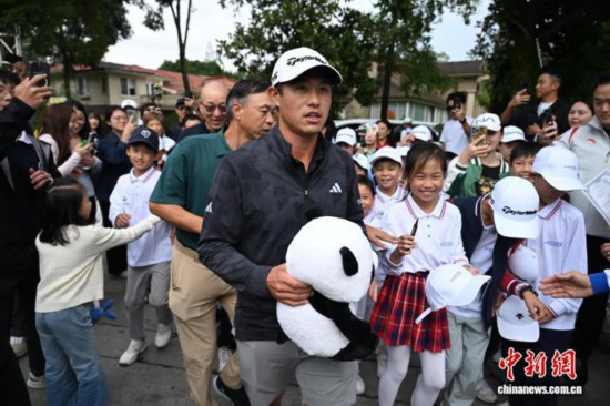 图为科林·森川抵达成都青城山。中新社记者 张浪 摄