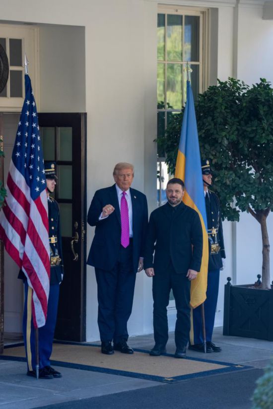10月17日,在美国首都华盛顿白宫,美国总统特朗普(左二)欢迎乌克兰总统泽连斯基(左三)。新华社记者胡友松摄