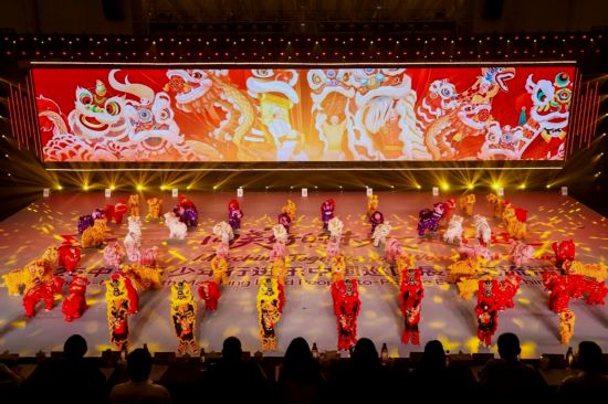 图为中国深圳南山实验教育集团前海港湾学校表演岭南舞狮《龙腾虎跃》。