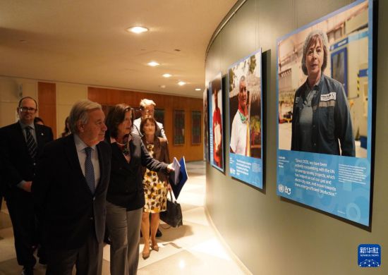 10月20日,在位于纽约的联合国总部,联合国秘书长古特雷斯(前)参观“共栖生命,共享未来”庆祝联合国成立80周年全球图片展。新华社记者 张凤国 摄
