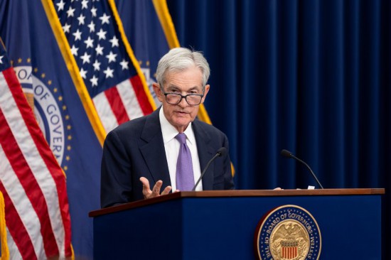 10月29日，美国联邦储备委员会主席鲍威尔在华盛顿出席记者会。新华社记者胡友松摄