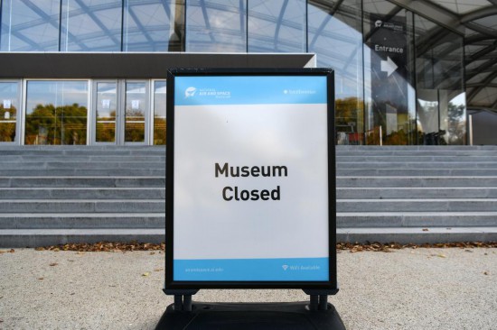 10月21日，公告牌显示位于美国华盛顿的美国国家航空航天博物馆因联邦政府“停摆”而关闭。新华社记者李睿摄