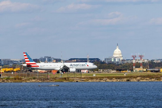 11月1日,一架飞机在美国弗吉尼亚州阿灵顿的里根国家机场滑行。新华社记者胡友松摄