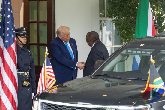 5月21日,美国总统特朗普(左二)在华盛顿白宫迎接到访的南非总统拉马福萨。新华社记者胡友松摄