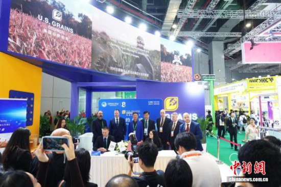 11月6日，美国食品与农业馆在第八届进博会上举行开馆仪式。19家参展商涵盖了美国农产品生产商、州政府及食品协会，展示了美国农业及食品产业在质量、安全和创新方面的领先优势。图为美国谷物协会与中国企业签约相关合作协议。中新社记者 张亨伟 摄