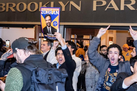 11月4日，支持者在美国纽约庆祝马姆达尼获胜。新华社发（章正浩摄）