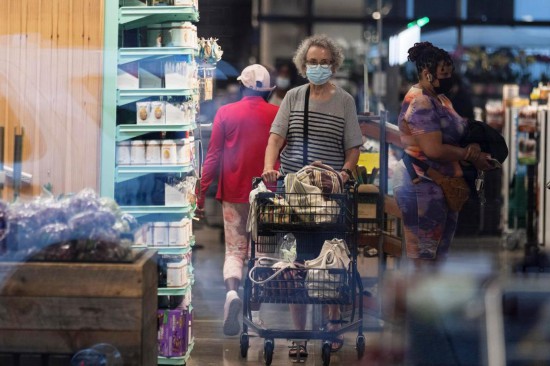 8月11日，人们在美国华盛顿一家食品超市购物。新华社发（沈霆摄）