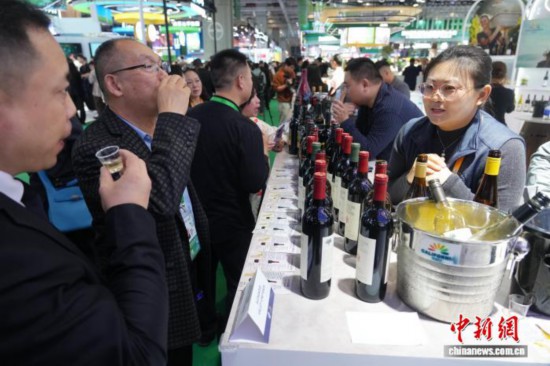 11月6日，美国食品与农业馆在第八届进博会上举行开馆仪式。19家参展商涵盖了美国农产品生产商、州政府及食品协会，展示了美国农业及食品产业在质量、安全和创新方面的领先优势。图为美国葡萄酒在展会上备受关注。中新社记者 张亨伟 摄