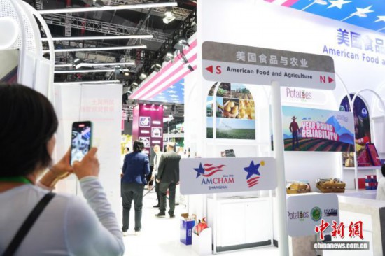 11月6日，美国食品与农业馆在第八届进博会上举行开馆仪式。19家参展商涵盖了美国农产品生产商、州政府及食品协会，展示了美国农业及食品产业在质量、安全和创新方面的领先优势。图为美国食品与农业馆亮相进博会。中新社记者 张亨伟 摄