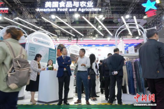 11月6日，美国食品与农业馆在第八届进博会上举行开馆仪式。19家参展商涵盖了美国农产品生产商、州政府及食品协会，展示了美国农业及食品产业在质量、安全和创新方面的领先优势。图为美国食品与农业馆人头攒动。中新社记者 张亨伟 摄