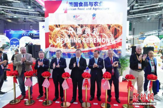 11月6日，美国食品与农业馆在第八届进博会上举行开馆仪式。19家参展商涵盖了美国农产品生产商、州政府及食品协会，展示了美国农业及食品产业在质量、安全和创新方面的领先优势。图为美国食品与农业馆开馆仪式现场。中新社记者 张亨伟 摄