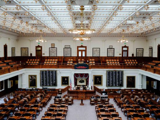 这是8月8日在美国奥斯汀拍摄的得克萨斯州议会大厦的众议院议事厅。新华社发（布伦达·巴赞摄）