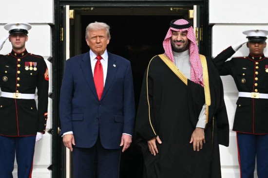 11月18日，美国总统特朗普（前左）在华盛顿白宫欢迎到访的沙特阿拉伯王储兼首相穆罕默德（前右）。新华社/法新