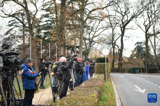 11月23日,记者在瑞士日内瓦美国常驻联合国日内瓦办事处代表团驻地外等候。新华社记者 连漪 摄