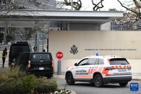 11月23日,在瑞士日内瓦,外交车辆进入美国常驻联合国日内瓦办事处代表团驻地。新华社记者 连漪 摄