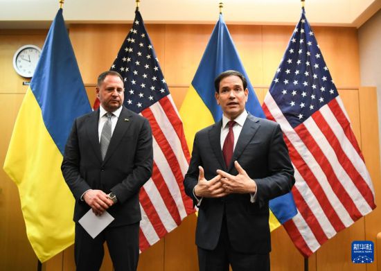 11月23日,在瑞士日内瓦美国常驻联合国日内瓦办事处代表团驻地,美国国务卿鲁比奥(右)在记者会上发言。新华社记者 连漪 摄