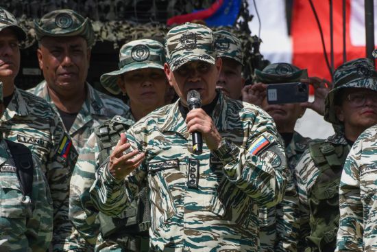 10月4日，在委内瑞拉首都加拉加斯的玻利瓦尔广场，委内瑞拉国防部长洛佩斯发表讲话。委内瑞拉4日在全国范围举行特别军事演习，检验武装部队和民兵组织的指挥和通信能力，巩固国家防御体系。新华社发（马科斯·萨尔加多摄）