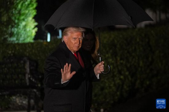 11月25日，在美国首都华盛顿，美国总统特朗普离开白宫。新华社记者 胡友松 摄