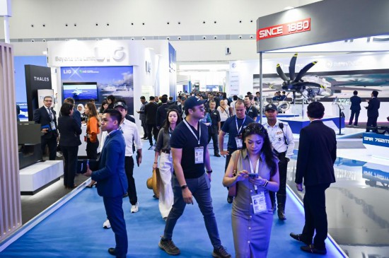 2025年5月20日，观众参观马来西亚兰卡威国际海事和航空展的室内展览。新华社记者程一恒摄