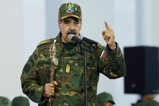 11月25日，委内瑞拉总统马杜罗在加拉加斯举行的游行活动上发表讲话。新华社发