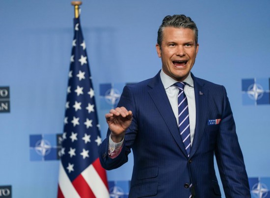 10月15日，在比利时布鲁塞尔，美国国防部长赫格塞思在记者会上发言。新华社记者彭子洋摄