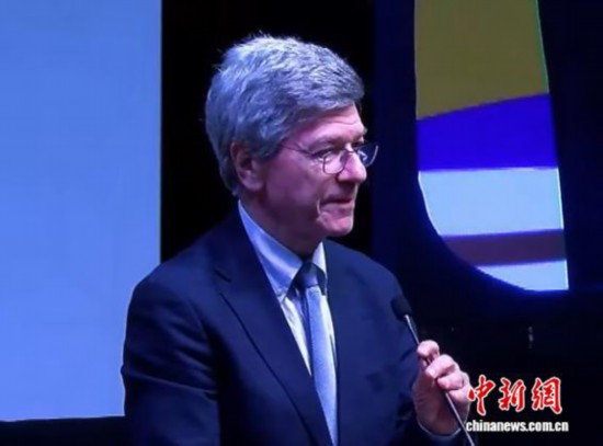 美国经济学家杰弗里·萨克斯(Jeffrey Sachs)在2025年南非大学创始人纪念讲座上发表演讲。 图片来自优兔账号@weloveafrica
