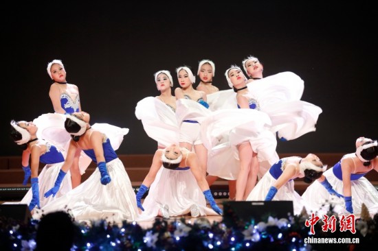 图为少儿组选手表演爵士舞《蓝色天鹅》。中新社记者 廖攀 摄