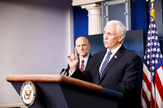 图为2020年3月6日,在美国华盛顿白宫,时任美国副总统彭斯(前)在新闻发布会上讲话。新华社发(沈霆摄)