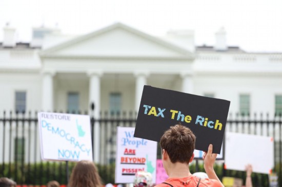 4月19日，人们在美国首都华盛顿白宫门前参加抗议活动。新华社记者 胡友松 摄